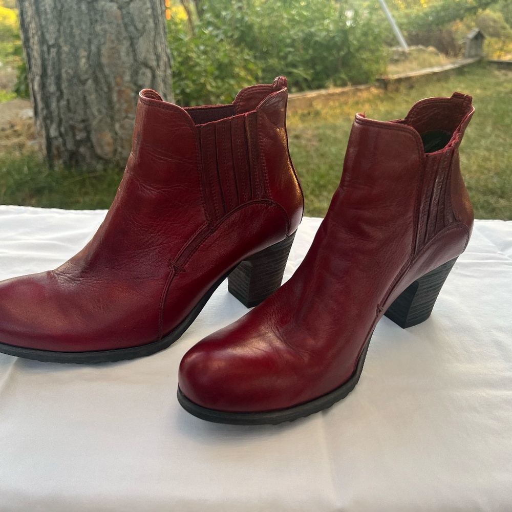 Fidji Studio Red Leather Ankle Boots size 8
